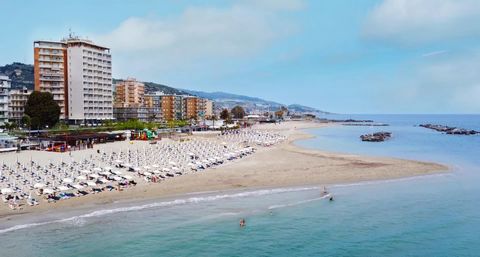 Situé au neuvième étage d'un gratte-ciel en front de mer, au cœur de la ville touristique d'Arma di Taggia, ce superbe et unique appartement de 140 m² est en cours de réalisation. Avec des finitions de très haut niveau et un design contemporain, l'ap...