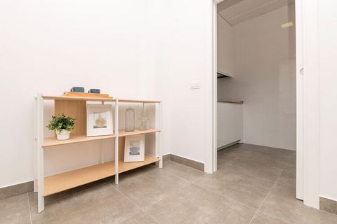 Ce bel appartement est situé au deuxième étage d'un immeuble classique avec ascenseur. Le magnifique patio à partir duquel on accède à l'appartement présente un incroyable plafond voûté qui remplit les maisons de luminosité. A l'intérieur, le salon e...