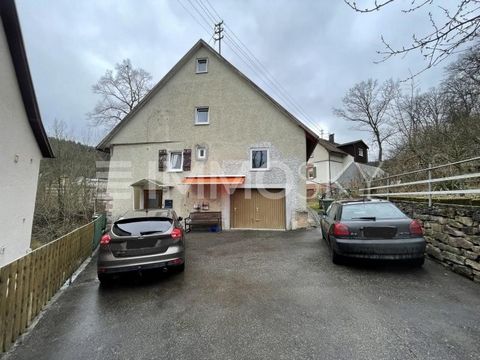 L'affascinante casa a Calw offre una superficie abitabile di 116,50 m² su un terreno di 313 m². Dispone di un totale di 2 bagni e si trova in una posizione tranquilla a pochi passi dal centro del paese. Il vecchio edificio offre la possibilità di amp...