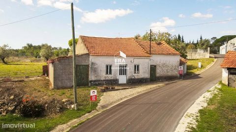 Si vous cherchez une villa avec un excellent emplacement, avec une vue imprenable sur la paroisse de Gondemaria et les châteaux de la ville d’Ourém, terrain où vous pouvez trouver tout ce que vous cherchez, du commerce aux espaces de loisirs. Cette m...