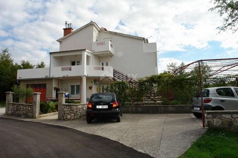 Location: Primorsko-goranska županija, Crikvenica, Jadranovo. CRIKVENICA, JADRANOVO - bella casa indipendente con sette appartamenti Interveniamo nella vendita di una casa indipendente in contesto tranquillo con sette unità abitative. La spaziosa cas...