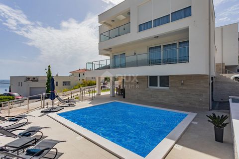 Location: Šibensko-kninska županija, Rogoznica, Ražanj. ŠIBENIK, RAŽANJ - Luxusvilla mit Pool 40 m vom Meer entfernt Luxusvilla mit Pool direkt am Meer zum Verkauf in Ražanj in Rogoznica in der Nähe von Šibenik. Die wunderschöne Villa mit einer Gesam...