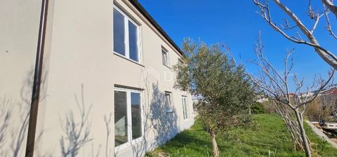 Location: Zadarska županija, Pag, Pag. PAG, CITTÀ DI PAG - Una casa con 4 appartamenti e un ampio giardino. Una casa con 4 appartamenti è in vendita nella città di Pag. La casa ha 200 m2 e il giardino è 745 m2. Ci sono due appartamenti al piano terra...