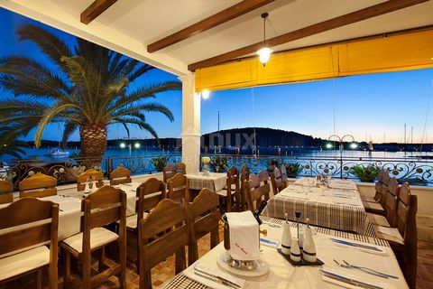 Location: Šibensko-kninska županija, Rogoznica, Rogoznica. ŠIBENIK, ROGOZNICA - Schönes Steinhaus und Restaurant am Meer In Rogoznica bei Šibenik steht ein wunderschönes mediterranes Steinhaus mit Restaurant zum Verkauf. Das Gebäude hat eine Gesamtfl...