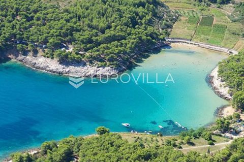 In Jelsa on Hvar, on a land area of 7,000 m2, a settlement is being built with 12 luxury urban villas for individual sale and 2 buildings with 12 apartments. The settlement is 250 m from the sea and the town center. Building A with 6 apartments will ...