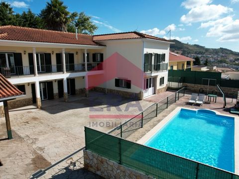 Maison de 5 chambres située à Figueiros, Cadaval. Comprenant 5 chambres, dont une en suite et avec placard et 3 avec placards intégrés, 3 salles de bains, 2 salons et une cuisine semi-équipée avec cuisinière, four et hotte aspirante et cellier. Équip...