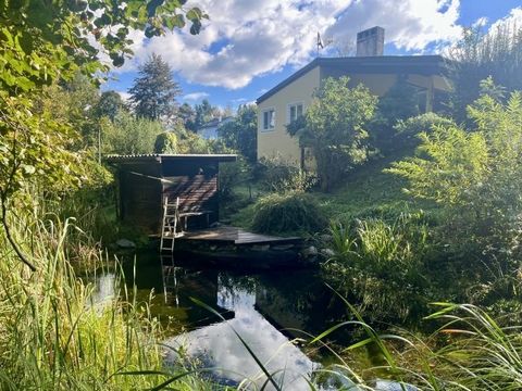 Espaciosa y acogedora, esta propiedad se presenta en una zona verde y tranquila urbana. La distribución bien pensada de las habitaciones, el concepto abierto y la soleada terraza con vistas al idílico jardín crean un ambiente de vida extraordinario. ...