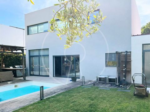 Modern architecture house with 277 sqm of gross area and distributed over 3 floors on a plot of 369 sqm. This wonderful villa with 4 bedrooms and garage is located in the prestigious neighborhood of Aldeia de Juzo. On the ground floor, upon entering ...