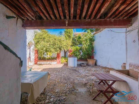 Casa señorial en el Casco Antiguo de Ronda. Se trata de una vivienda con salida a dos calles, una de ellas la arteria principal del casco antiguo de Ronda, y la segunda, una calle empedrada con todo el aroma al SXVIII y fachadas blancas, junto a hote...