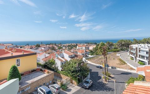 Description PRIVILEGED VIEW OF THE ATLANTIC OCEAN Fantastic 5 bedroom villa with sea view of three floors completely Refurbished in 2023 with modern and high quality materials. Located in Parede in a very quiet area just 1.5km from the beach, excelle...