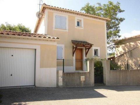 Proche centre ville, dans copropriété sécurisée, coquette villa indépendante de 86 m2 habitables composée d'un séjour salon avec coin cuisine, toilettes et à l'étage un espace nuit avec 3 chambres, salle de bain, toilettes.jardin clôturé de 320 m2, g...