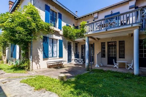 Hendaye (L'Etxe Burgesa) - Te koop - Authentiek huis - 7 Slaapkamers - 245 m2 - Tuin Te koop: Authentiek huis met tuin in Hendaye (L'Etxe Burgesa) Dit prachtige burgerlijk huis uit 1880, geklasseerd als erfgoed, biedt prachtige volumes en een enorm p...