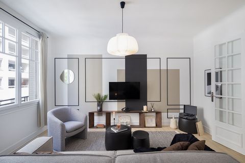 Splendide appartement rénové et meublé situé Rue Saint-Saëns, dans le quartier de Saint-Lambert. Il est situé au 1er étage avec ascenseur, à proximité des stations Bir-Hakeim, Dupleix et Charles Michel. Dans les environs, on peut trouver des attracti...