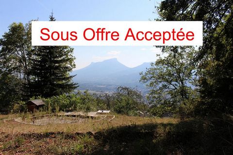 Building land of 701 m² in Saint-Jean-d'Arvey - 73230, 15 minutes from CHAMBERY. Didier MORNAS offers you this land very well located in a quiet area, Secteur Château de Chaffardon. Superb view Granier / Belledonne, south facing, slight slope. Classi...