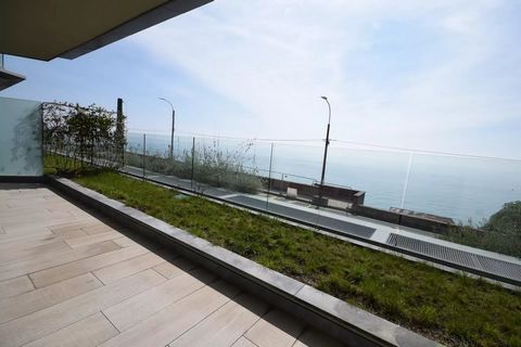 Nur einen Steinwurf vom Meer entfernt, eingebettet wie ein Diamant in üppigem Grün im östlichen Bereich von Sanremo, bieten wir eine neue Wohnanlage mit 30 LUXURIÖSEN Apartments in privilegierter Lage mit Blick auf das Meer, die mit dem Radweg und de...