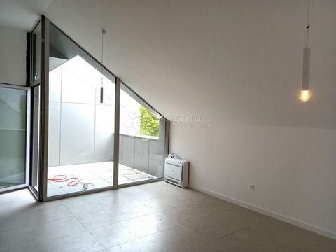 Crikvenica, Penthouse Wir verkaufen ein attraktives Penthouse in einem Neubau in Top-Lage. Es befindet sich im dritten Stock eines Mehrfamilienhauses mit Aufzug. Es besteht aus einem Wohnzimmer mit Küche, zwei Zimmer, Flur, Badezimmer, zwei Balkone u...