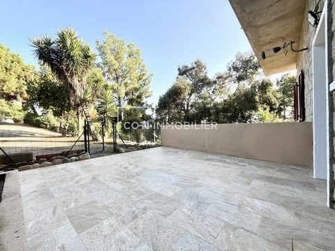 Novità nella tua agenzia Coti Immobilier! Scopri questo appartamento T4 situato al piano terra di Sartène, che offre un ambiente abitativo piacevole e pratico con una superficie di 72,38 m2. Caratteristiche principali: Superficie : 72.38 m2 Terrazza:...