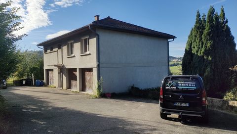 Maison située à Saint-Genest-Lerpt quartier Côte chaude, composée d'un salon séjour avec un grand balcon, d'une cuisine, de 4 chambres, d'une salle d'eau et d'un toilette séparé. La maison possède deux très grand garages, un très grand sous-sol, le t...