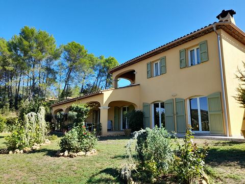 This ideally exposed 195m2 villa combines Provençal charm with modern comforts. This private property offers peace and quiet yet is close to local amenities. Large plot of 7884m2 with 120 olive trees, a garden planted with Mediterranean trees and flo...