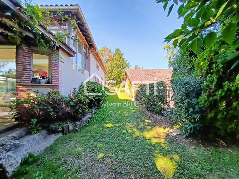 Au Nord-Ouest du Tarn et Garonne, sur la commune de Cazes-Mondenard, à 25mn de Montauban et 1h de l'aéroport Toulouse Blagnac, dans un petit hameau de campagne ou règne calme sérénité et charme bucolique venez découvrir ce magnifique corps de ferme s...