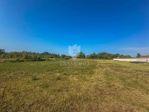 Location: Istarska županija, Barban, Orihi. Orihi, Barban area - Istria In the area of Barban, in the quiet town of Orihi, land is for sale with a submitted application for a building permit for a house with 4 bedrooms. The land is parceled and squar...