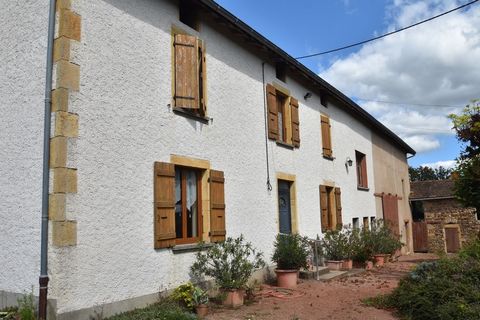 SUD BRIONNAIS - à 10mn de Charlieu, proche d'un charmant village, cette ancienne ferme de 175m² bénéficie d'un bel emplacement. Des travaux sont à prévoir pour faire de ses 7 piéces une maison confortable tout en gardant le charme de la vieille pierr...