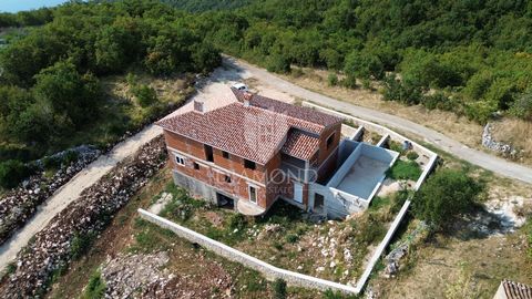 Location: Primorsko-goranska županija, Mošćenička Draga, Brseč. Das Rohbau-Haus erstreckt sich über eine Nettofläche von 210 m² und ist modern gestaltet, verteilt auf drei Etagen. Alle Zimmer bieten einen herrlichen Blick auf das Meer, die Kvarner-Bu...