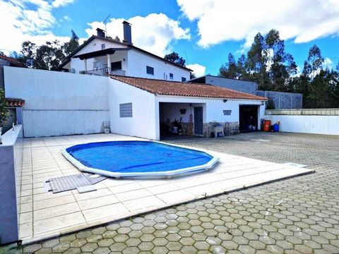 Maison individuelle de 3 chambres prête à emménager, située à Calvaria de Cima, Batalha, avec piscine, terrain de 930 m2, garage pour 3 voitures, hangar avec barbecue, dépendances et grand espace extérieur pavé pour garer plus de véhicules. Le rez-de...