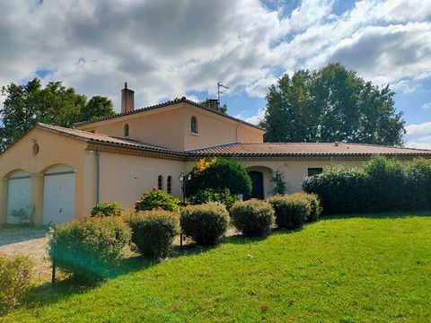 Belles prestations de confort pour cette magnifique maison familiale construite avec des matériaux de qualité et son architecture inspirée de la Toscane , elle est située dans un environ exceptionnel au calme et sans vis à vis, proche du bourg, des é...