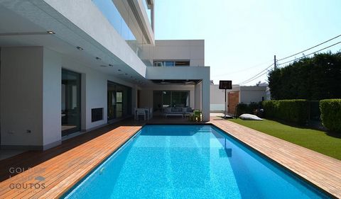 Located in an exclusive neighborhood close to the lively center of Glyfada, this magnificent home offers you a living environment combining sophistication and comfort. With a generous surface area of 1,000 m², and a 500 m² plot, this space is perfect...