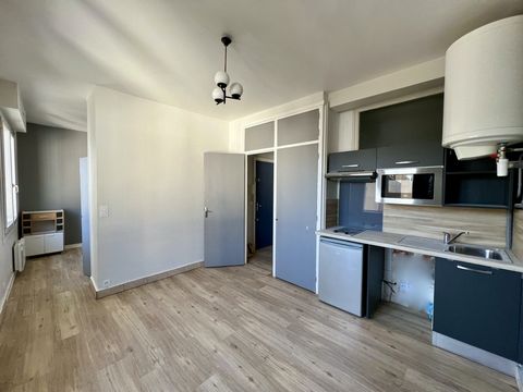 Au 4ème étage sans ascenseur, venez découvrir ce studio de 27 m2 situé en hyper centre-ville de Lorient.  Idéal premier achat ou investissement locatif, le studio de 27 m2 comprend une entrée, séjour-cuisine (meubles bas et hauts, micro-onde, évier),...