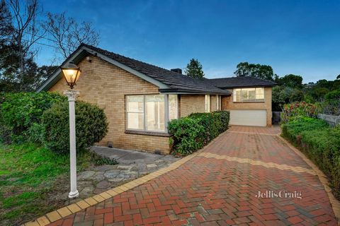 Een absoluut juweeltje, dit huis met 5 slaapkamers en 2 badkamers is klaar voor een spannend nieuw hoofdstuk. Onberispelijk onderhouden, boordevol licht en met een diepe noordelijke achtertuin, de focus van dit huis is stevig op de toekomst gericht e...