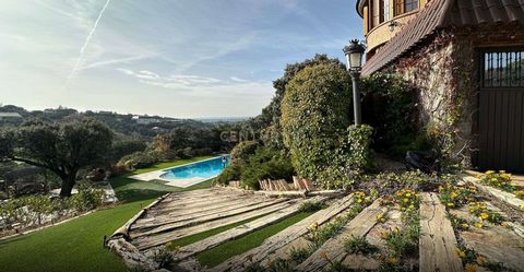 121 Chalet independiente en venta en Club de Golf en Las Rozas de Madrid. 550 m² · Parcela de 4.544 m² · 4 hab. · 4 baños Magnífico chalet independiente en la prestigiosa urbanización Club de Golf en Las Rozas de Madrid. Vivienda de 550 m² en parcela...