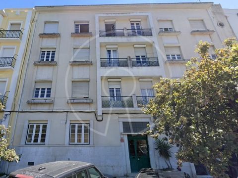 Localizado no rés-do-chão de um edifício sem elevador, este apartamento, que está actualmente a ser utilizado como escritório, era originalmente composto hall, sala de estar, sala de jantar, quarto, casa-de-banho, cozinha, quarto da empregada e duas ...