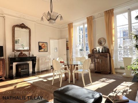 Orleans Place Martroi, bel appartement-maison à vendre , 180 m² habitables, terrasse intérieure et balcon filant plein sud vue sur Place du Martroi