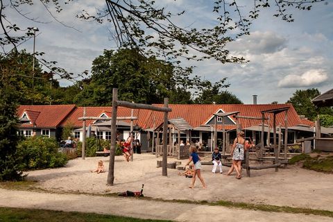 Alle vakantiehuizen op Vakantiepark Sandberghe hebben alle een eigen identiteit. De landelijke uitstraling die de accommodaties hebben passen perfect in de schitterende omgeving. Er zijn verschillende 6-pers. vakantiehuizen welke alle kenmerken hebbe...