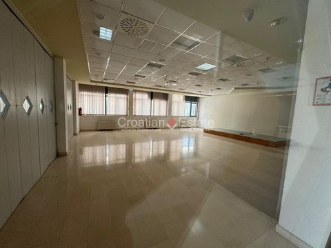 We are renting out business premises with a floor area of 205m2, located in Split, in the neighbourhood Split 3, on the ground floor of a commercial building. The space consists of two rooms, and the sanitary facilities are shared. We have several co...