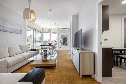 Temporary rental agreement; rental regulation law does not apply. This bright, high-rise apartment, located in the heart of Barcelona's Eixample Right, boasts 110 square meters of perfectly distributed space. It features three bedrooms, one of them e...