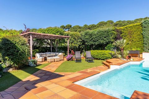 Setclaus invites you to discover this property located in Teià, designed for those looking for a spacious, modern home full of amenities in a privileged environment. This magnificent independent villa, with 400 m² built, stands out for its elegance, ...