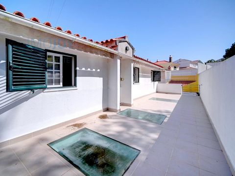 Apresentamos uma moradia de 3 pisos, localizada em Manique de Cima, Sintra. Esta propriedade oferece uma configuração versátil e um logradouro generoso, ideal para famílias numerosas ou para quem procura um espaço multifuncional com potencial para re...