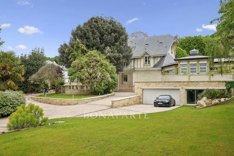 Découvrez cette propriété d'exception au charme intemporel, ancien relais de chasse niché sur un terrain de 3 000 m2. Ce havre de paix aux accents anglo-normands offre une surface totale de 850 m2 dont 600 m2 habitables, répartis entre une demeure pr...