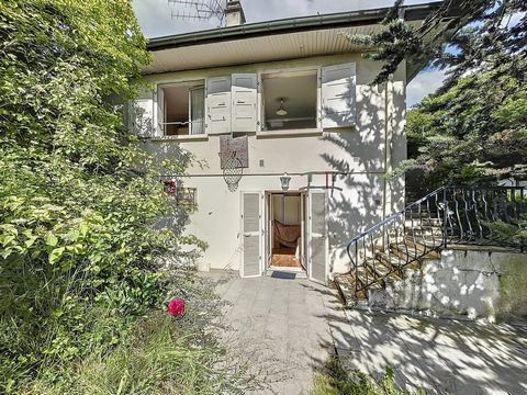 We offer you this detached house ideally located in a residential area of Bonne, in the immediate vicinity of the city center with its shops and schools. Access to the main roads and motorways is particularly easy: A40 at 1.4 km; center of Geneva in ...