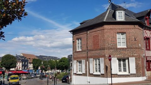 Honfleur Médiatheque, Maison avec terrasse, sur 3 niveaux et sous sol.