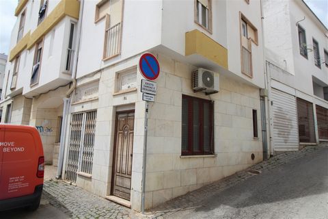 Situato in una strada tranquilla, a pochi passi dalla vivace zona pedonale, questo negozio al piano terra offre il perfetto equilibrio tra visibilitÃ e accessibilitÃ . Inserito in una delle zone piÃ¹ turistiche di Lagos, beneficia di una posizione ce...