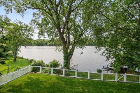 Breathtaking views of Little Pond grace this rare waterfront 10 room retreat, with 3 levels of thoughtfully designed living space, it is a rare opportunity to live on the water's edge. The 1st level features a spacious living room with gas fireplace ...
