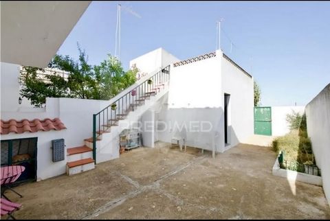 Convido-o a conhecer esta encantadora propriedade, uma moradia totalmente renovada, localizada em Entradas, pitoresca aldeia alentejana, a apenas 10 minutos de Castro Verde. Esta propriedade está estrategicamente inserida na Reserva da Biosfera Mundi...