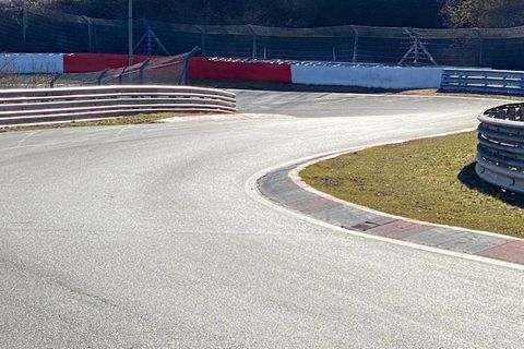 Modernes Ferienapartement an der Nordschleife, hier erleben Sie Motorsport und Natur hautnah! Herzlich Willkommen in dieser im Frühjahr 2025 komplett modernisierten und hochwertig ausgestatteten Ferienwohnung, direkt an der legendären Nordschleife de...