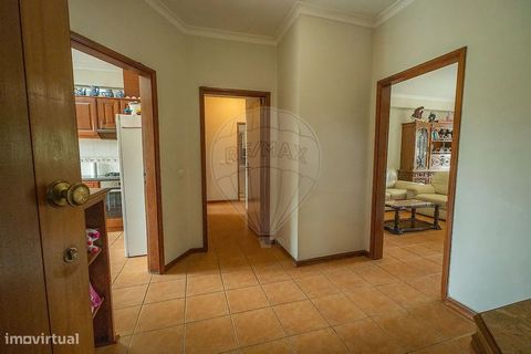 Apartamento T2 para venda Ótimo apartamento T2 com lareira na sala, cozinha com varanda e lavandaria. Quartos equipados com roupeiros embutidos e duas garagens box para maior comodidade. Apesar de ser um rés- do -chão o que é uma vantagem para proble...