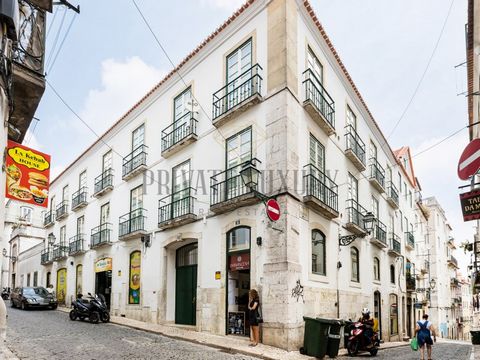 Apartamento T2 à venda em Lisboa, localizado numa zona central com excelente acesso a transportes públicos, comércio, escolas e serviços. O imóvel distingue-se pela sua luminosidade natural e pelo ambiente acolhedor. A sala de estar é espaçosa e idea...