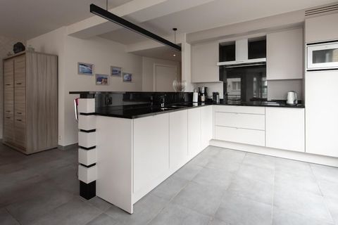 Dit charmante appartement met 3 slaapkamers in Oostende ligt op de 3e verdieping en biedt de perfecte combinatie van comfort en gemak. De volledig uitgeruste keuken is ideaal voor het bereiden van heerlijke maaltijden, terwijl de ruime woon- en eetka...